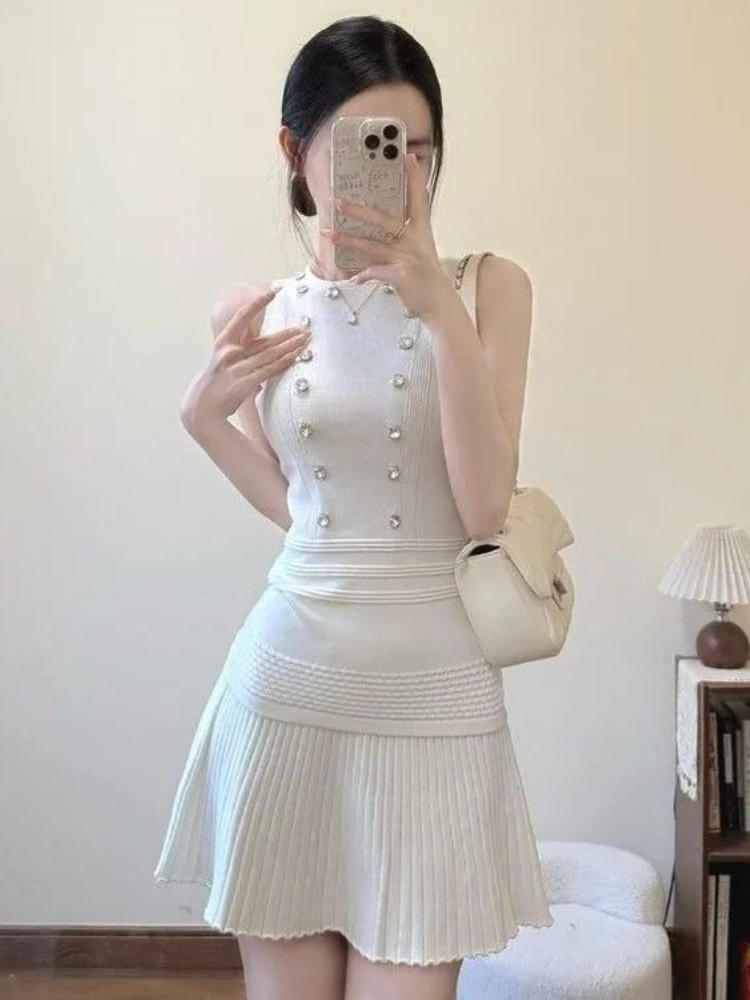 Summer Clothing In French - 夏のプチフレンチジェントルスタイル、ホワイトネイルビーズトップ、レディースニットベスト、セクシーなプリーツショートスカートのツーピースセット
